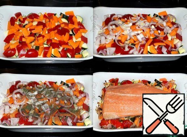 I put the rice in a ceramic mold. I diced the eggplant and put it on the rice. Cut into small pieces of zucchini and pepper. Carrot cubes and onion half-rings. Top with salt, basil and dill for 0, 5 tsp. l. Pour the oil and top in the center put the salmon.