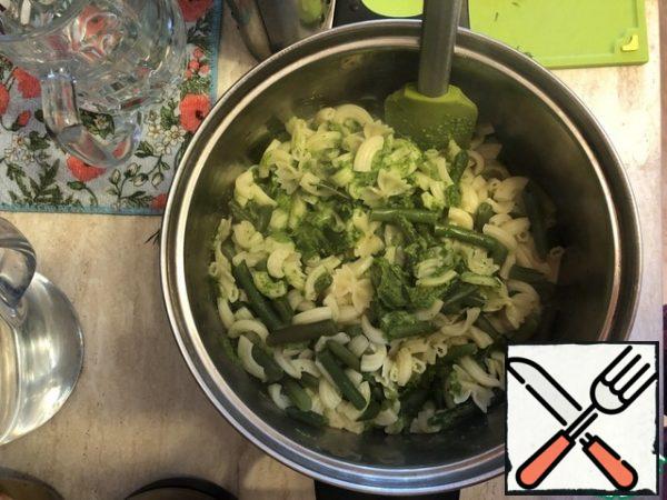 After cooking, discard the pasta and beans and add the herb mixture. Mix everything thoroughly.
Grate the cheese on a fine grater. In a plate, put a mixture of pasta and vegetables, put grated cheese on top.