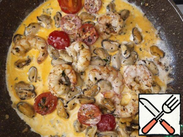 Add cream, salt, pepper, spices. As soon as it boils, reduce the heat and cook until the cream thickens.
By the time the spaghetti sauce is ready, it should already be cooked.