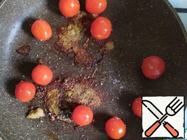 When the steaks are ready, pull them out. And while they reach, fry the cherry tomatoes in the same pan.You can also prepare any side dish or vegetables you want.