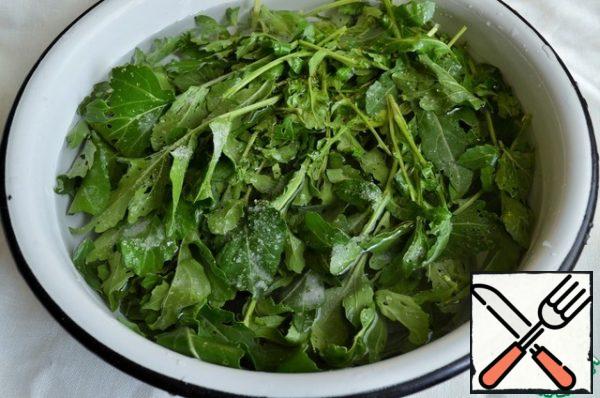 Fill the arugula with cold water, add 1 tablespoon of salt, leave for 5-7 minutes, then rinse in running water and dry.