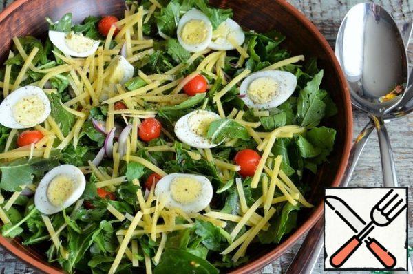 Season the salad with oil, white pepper, salt.