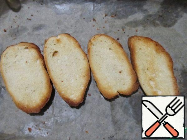 Sprinkle the baguette slices with olive oil and brown in a preheated 180 degree oven.