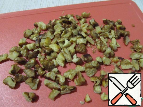 Fry the nuts, cool them and chop them coarsely.