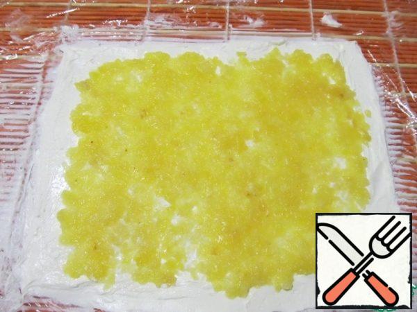 Brush the surface of the cheese with pineapple puree.