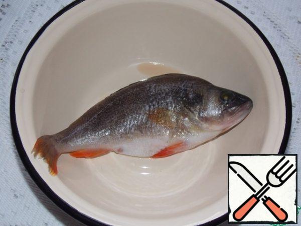 Prepare the fish (I have a small, river perch) for baking. Clean and remove the insides, wash and dry on a paper towel.