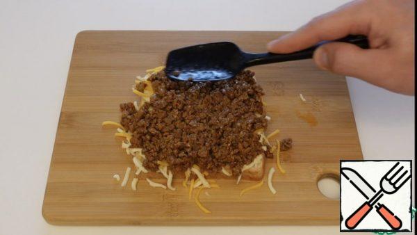 On top of the toast, put mozzarella cheese and cheddar, then fried minced meat