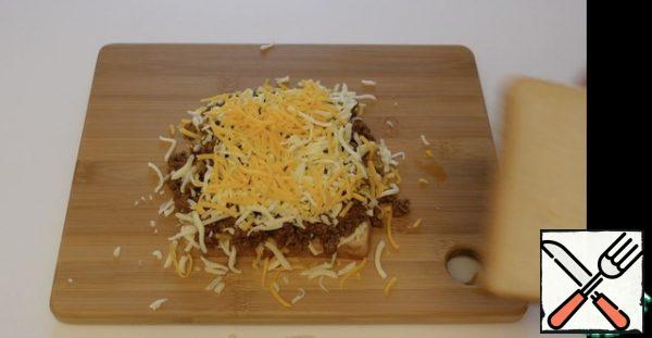 On top of the minced meat again Mozzarella and cheddar cheese