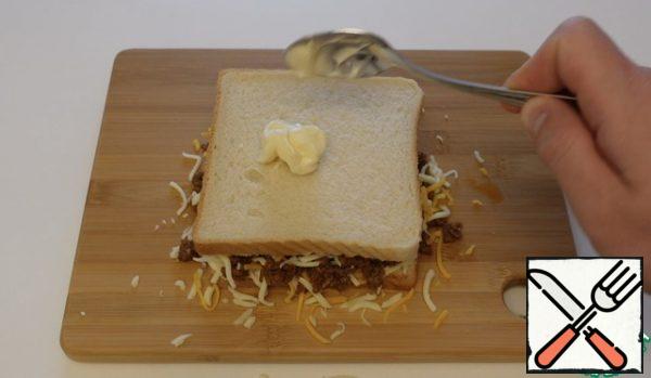 Cover the toast with a little pressure on top, top the toast with mayonnaise until one side