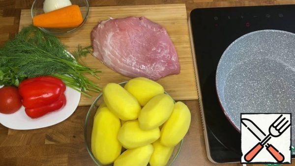 Cut the pork into small cubes. Peel the potatoes and cut them into cubes slightly smaller than the meat. Tomatoes, peppers, carrots and onions are also small cubes.