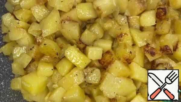 Separately fry the potatoes in butter.