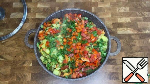 Put the finished meat, potatoes (hot), tomatoes, bell peppers and herbs in one container and mix. Allow to infuse for 15 minutes so that all the ingredients exchange their flavors and aromas.