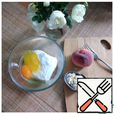 All products are weighed. In the dishes, I put cottage cheese 5 %, honey, broke an egg, put sour cream. Connected it. I have a homogeneous cottage cheese, if it is grains, it is better to grind it. I removed the stone from the peach.