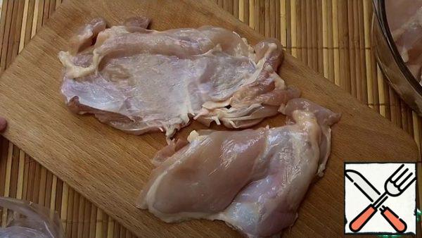 The chicken thigh can be cut into several pieces, then chop off the chicken thigh.