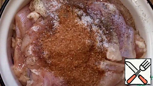 All the pieces of the thigh that you have beaten off, transfer to a bowl, salt, pepper, and add the seasoning for the chicken. We mix everything very well.