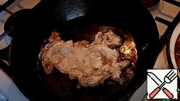 After 30 minutes, we release the pieces of the thigh into the beaten chicken egg. Then add the flour, and transfer to a preheated frying pan, fry for about 5-7 minutes, until golden brown.