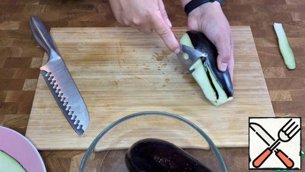 Cut the eggplant into thin slices. Add salt to each piece. Let stand (let the juice flow).
