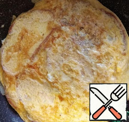 Soak the loaf in the egg mixture, put it in a frying pan and pour the remaining mixture over it. Fry one side for 1 minute, turn over and set aside on the off burner.
