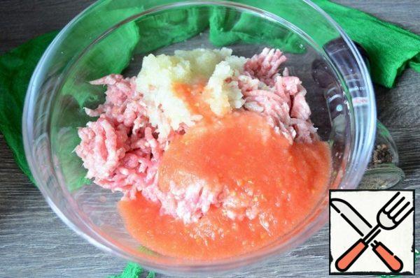 Chop the meat in a meat grinder, twice passing through a medium grill, then onion, garlic and tomato.