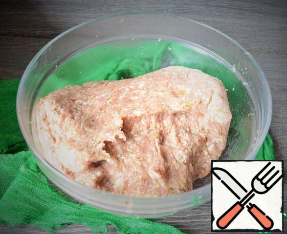 Beat the minced meat, hitting it several times on the table, if possible, put it in the refrigerator for 1 hour.