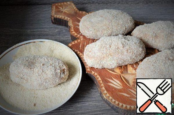 Pan in breadcrumbs. It is more convenient and correct to prepare the required amount for the pan, as a rule-5-6 pcs..