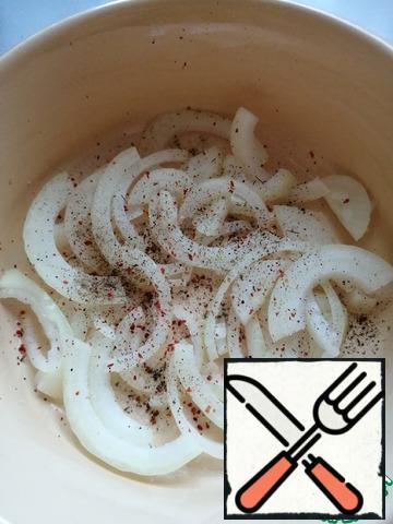 Lubricate the molds or pots with oil.
Cut the onion into half rings and spread out on the bottom of the mold. Salt, pepper and sprinkle with savory to taste.
Savory or chubritsa is one of the favorite spices in Bulgaria, it gives a Bulgarian taste and aroma to dishes.