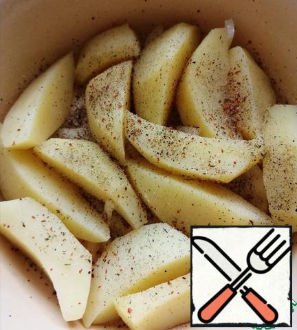 My potatoes are hard varieties, so I peel them, cut them into slices and boil them for about 4-5 minutes. If the potatoes are cooked quickly, then skip this step.
Potatoes spread the second layer and also prisalivaem and sprinkle with spices.