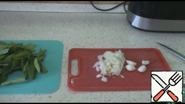 Spinach and onion cut, garlic pass through a press or grate on a fine grater.