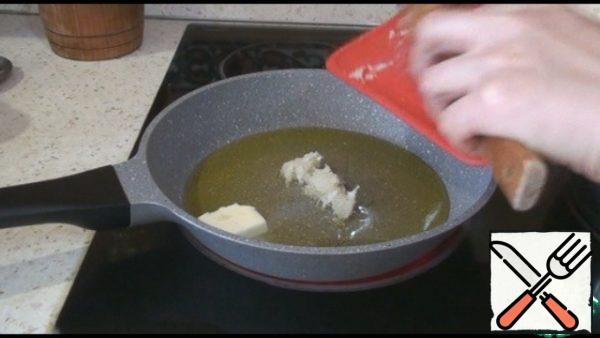 In a frying pan, pour vegetable oil, add butter. Spread the garlic and fry for one minute.