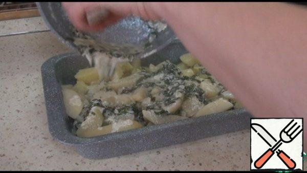 Spread the remaining filling on the potatoes, evenly distribute it.