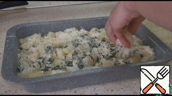 Sprinkle with grated hard cheese. We send it to the oven preheated to 180 degrees for 15 minutes, so that the cheese melts and the potatoes are covered with a golden crust.