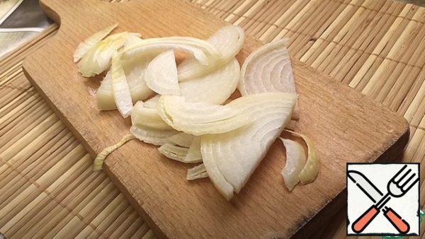 Cut the onion into strips.