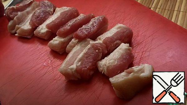 Cut the brisket into medium-thick pieces.
