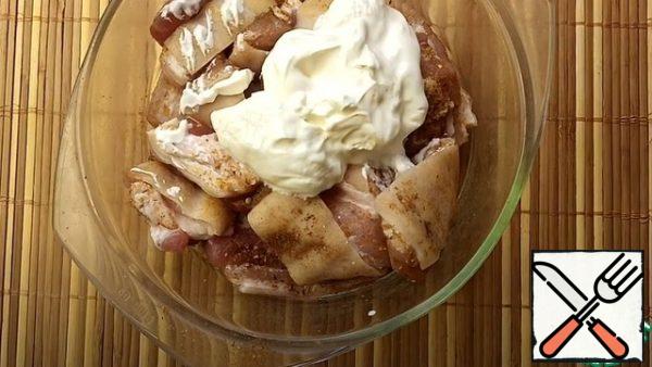 Then add the sour cream, mix. Leave for 30 minutes.