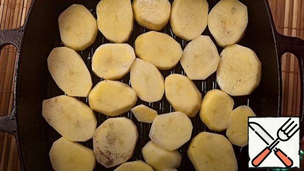 Take a grill or baking sheet and put the potatoes first in 2 layers.