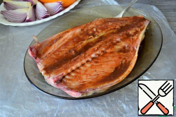 Lubricate the fish with the mixture, set aside for 15-30 minutes.