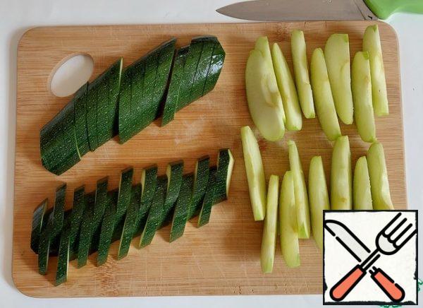 Wash the apple, remove the core and cut into slices. I cut it into 16 pieces.
Wash the zucchini and cut it into slices, slightly thicker than an apple.
