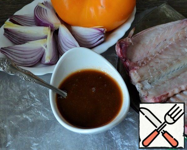 Mix the tomato sauce and molasses (honey or brown sugar). Cut the onion into chunks, wash the tomato.