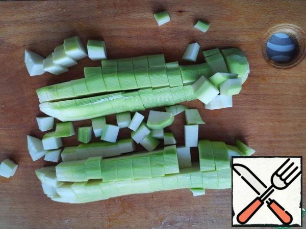 Cut the zucchini into cubes.