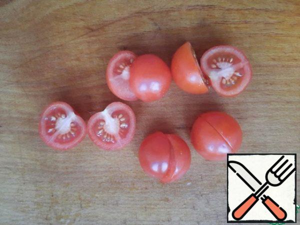 Cut the cherry tomatoes into halves.