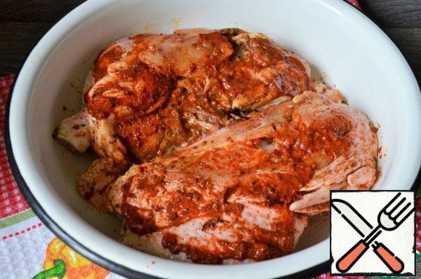 Cut the chicken on the breast, I cut out part of the breast pulp, this is for evenly roasting, especially if you cook on the grill. Add salt and chop as for tapak chicken. Lubricate with adzhichnoy mixture.