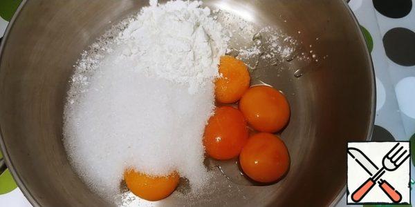 Separate the whites from the yolks.
Add 120g of sugar and 30g of cucumbers to the yolks. starch, mix thoroughly.