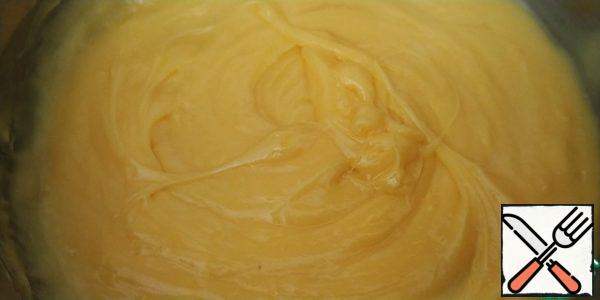 Cook over medium heat for 6 minutes, stirring constantly. It is very convenient to use a whisk for this, it perfectly breaks up lumps. As soon as the cream has thickened, we remove it from the heat, cover it with a film in the"contact"and put it in a water bath.