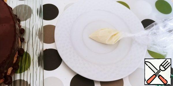 We spread the white chocolate in a small cornetik, cut off the spout.
