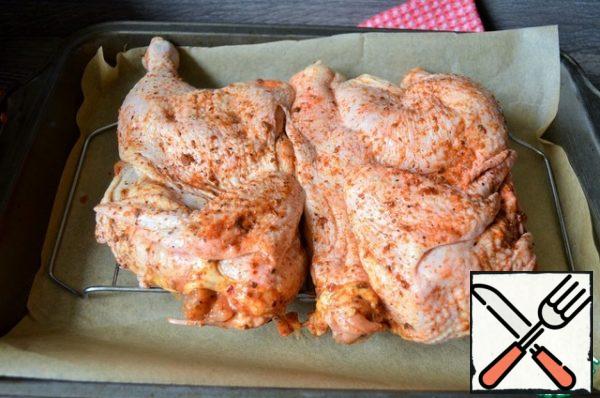 Turn on the oven to warm up.
Put the chicken on the grill, on a covered baking sheet.