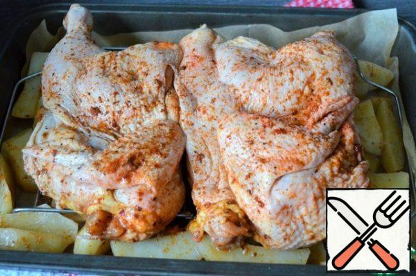 Spread the potatoes with the chicken. Send it to the oven.