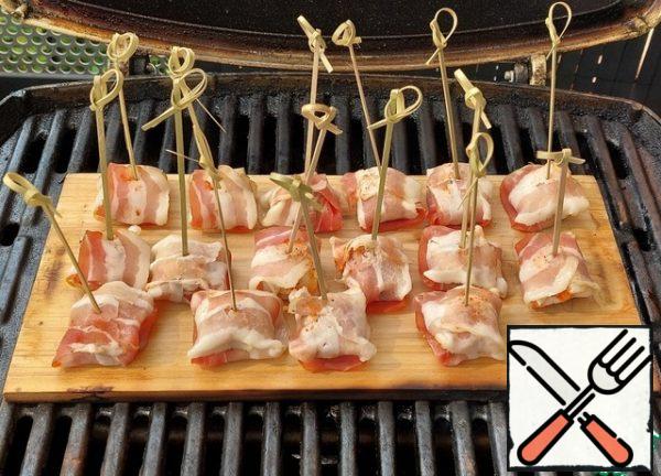 Place the envelopes on a special grill board, soaked in water for 5-6 hours in advance. Cook on the grill at a temperature of 200-220 °for 10 minutes.