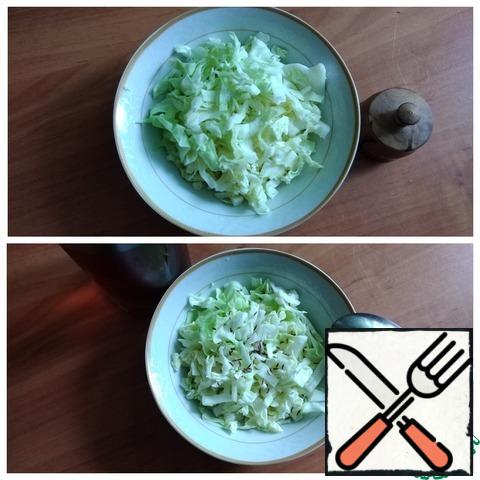 We cut the cabbage arbitrarily, add a little salt and crumple it easily with the palm of your hand, so that it gives a little juice. Put the chopped cucumber and green peas. Add vinegar, cumin. Mix and taste. If anything, then adjust the vinegar and salt for yourself.