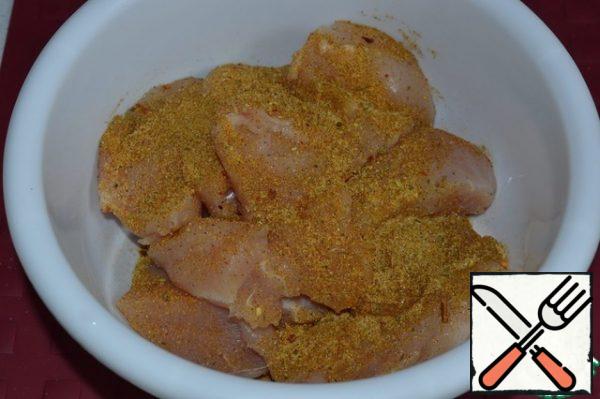 Wash the breasts, dry them and cut them into portions.
Sprinkle with chicken seasoning and mix well.