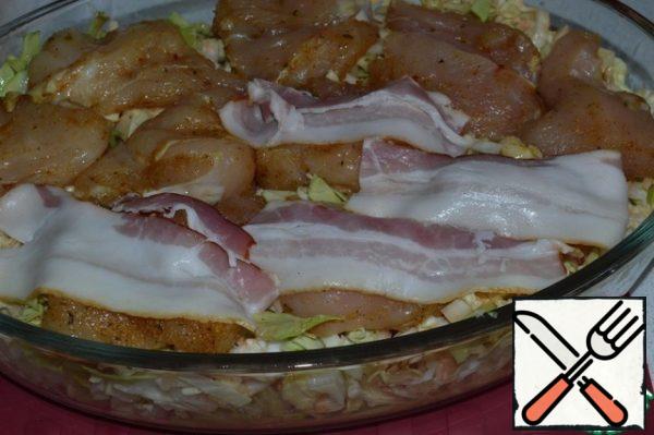 Put the seasoned chicken on the cabbage, and a strip of bacon on each piece of chicken.
Bake for about 40-45 minutes. at t=200 * s.
Serve with new potatoes and dill.
